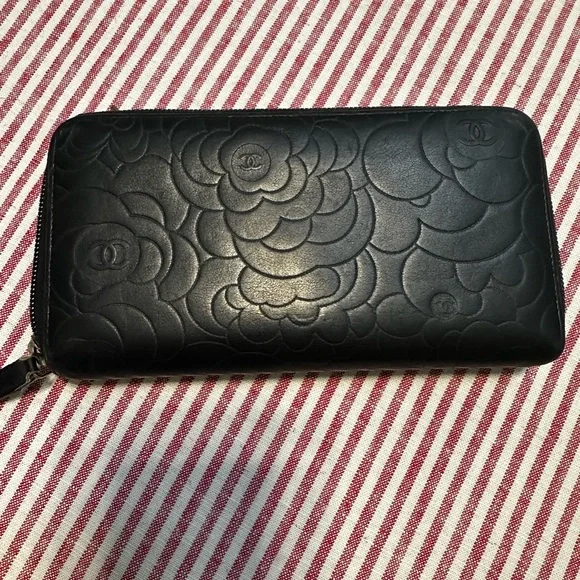 Chanel Camillia calfskin zip wallet. - Picture 3 of 12